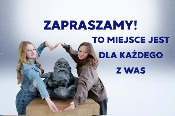 Uczniowie I LO w Łowiczu w poczcie sztandarowym podczas obchodów 82. rocznicy Powstania Warszawskiego