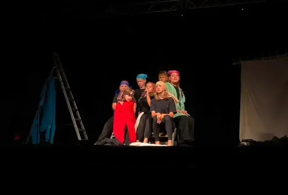 Młodzi adepci teatru zachwycili w Łowiczu premierą „Sposobu na nudę”