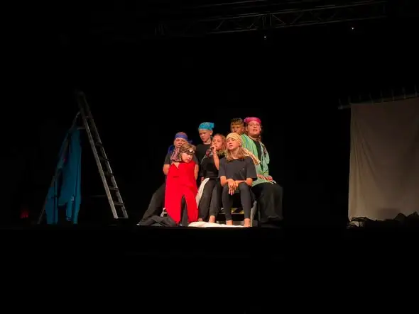 Młodzi adepci teatru zachwycili w Łowiczu premierą „Sposobu na nudę”