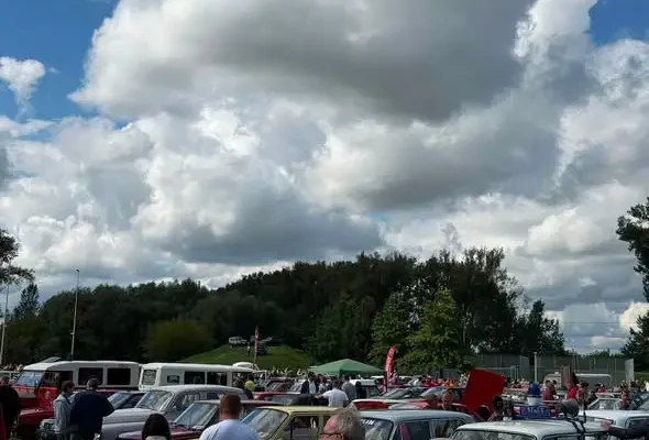 Marzenie spełnione: przejażdżka Trabantem na V Spotkaniu Miłośników Klasycznej Motoryzacji w Łowiczu
