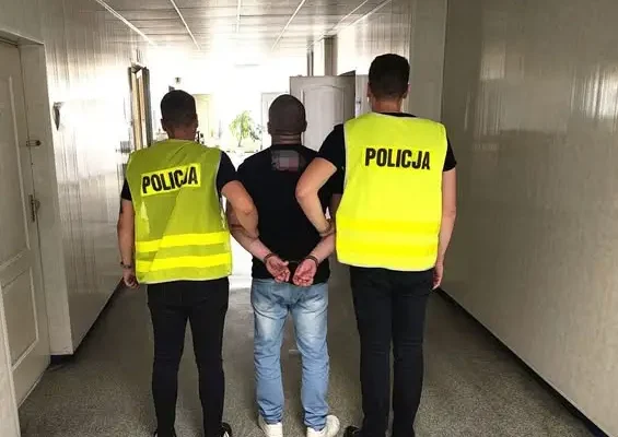 Pijany 42-latek uszkodził drzwi w Łowiczu. Grozi mu do 5 lat więzienia