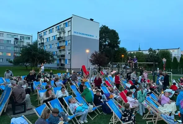 Kino plenerowe na Dąbrowskiego w Łowiczu – sąsiedzkie spotkanie przy filmie