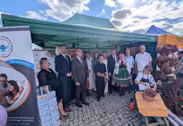 Dożynki w Łowiczu: szkoła promuje zawód koszykarz-plecionkarz