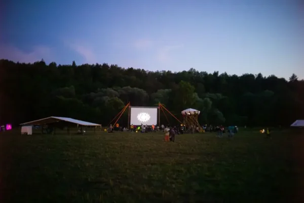 Kino plenerowe nad Bzurą: kultowa komedia już 28 sierpnia