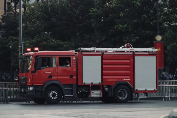 OSP Nieborów usuwa powalone drzewo z jezdni