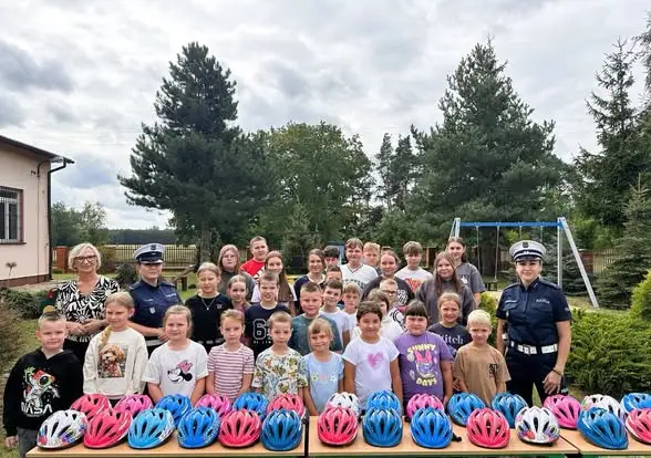 Policja i Urząd Marszałkowski rozdają kaski rowerowe dzieciom z Łódzkiego