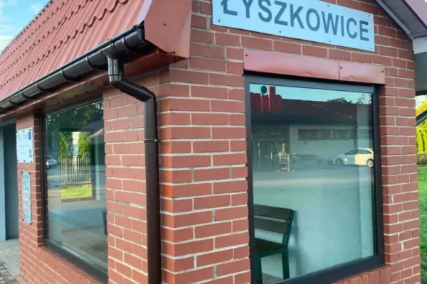 Nowy przystanek w Łyszkowicach: fotowoltaika, monitoring i ławki z USB