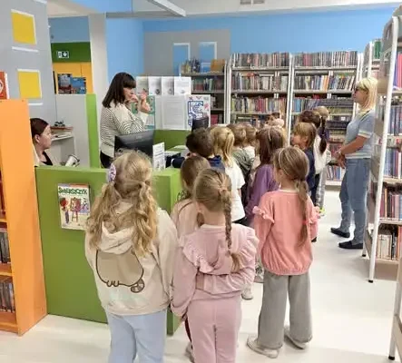 Łowiccy sześciolatkowie odkrywali bibliotekę – nietypowa lekcja w Miejskiej Bibliotece