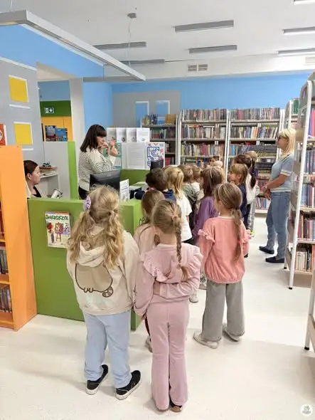 Łowiccy sześciolatkowie odkrywali bibliotekę – nietypowa lekcja w Miejskiej Bibliotece