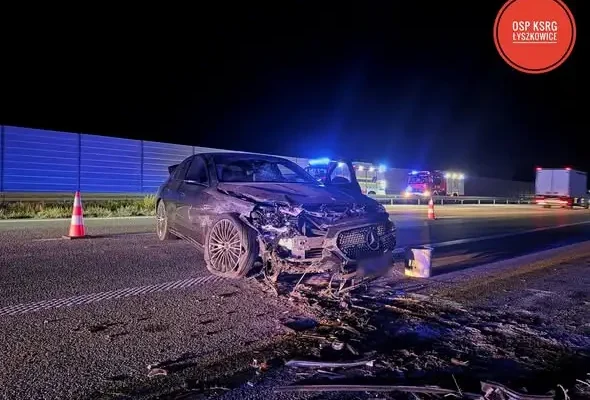 Kolizja na autostradzie A2 – Mercedes uderzył w bariery energochłonne