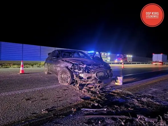 Kolizja na autostradzie A2 – Mercedes uderzył w bariery energochłonne