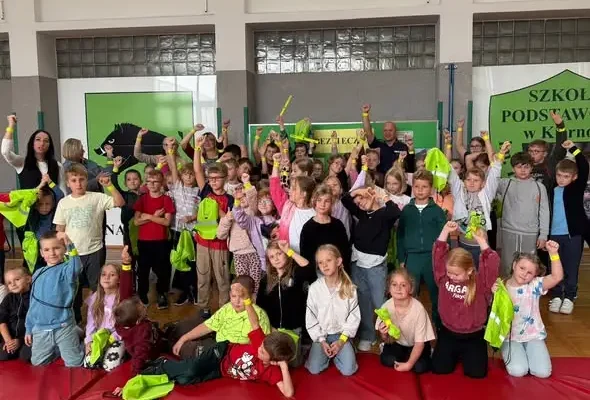 Odblaski dla uczniów w Kiernozi – wspólna akcja policji i burmistrz