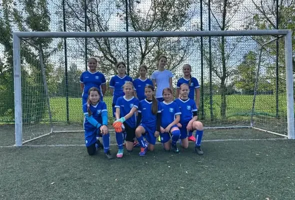 Gmina Łowicz wspiera młodych sportowców – nowe stroje dla szkół