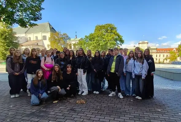 Uczniowie klasy 1d odkrywali historię Łowicza podczas spaceru z przewodnikiem
