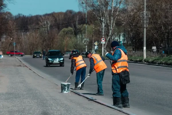 Odświeżanie oznakowania poziomego na ulicach Jana Pawła II i Armii Krajowej