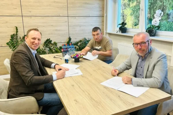 Gmina Łyszkowice inwestuje w wodę. Umowa na przebudowę stacji w Stachlewie podpisana