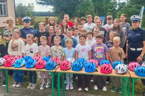 Kaski rowerowe dla uczniów w Seligowie – policyjna akcja „Bezpieczna droga do szkoły”