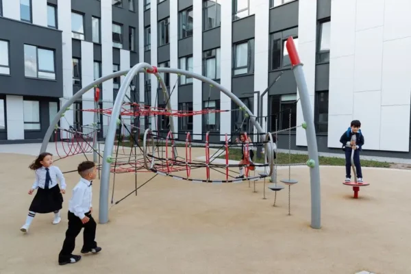 Nowy plac zabaw przy żłobku w Bielawach oficjalnie otwarty