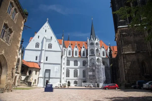 Kocierzew: zakończono porządkowanie terenu przed kościołem po usunięciu drzewa