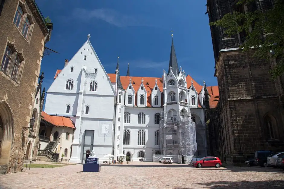 Kocierzew: zakończono porządkowanie terenu przed kościołem po usunięciu drzewa