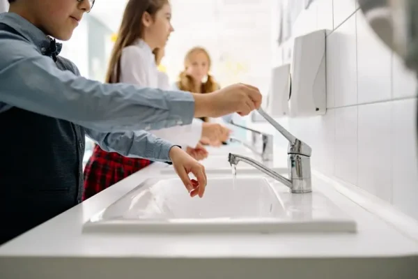 Eksperyment z mydłem w Szkole Podstawowej w Bielawach uczy dzieci higieny